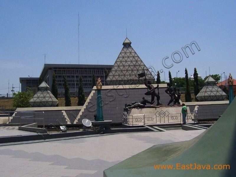 heroes_monument_surabaya_2.jpg