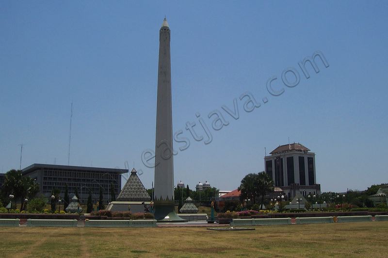 tugu_pahlawan_monument0001.jpg