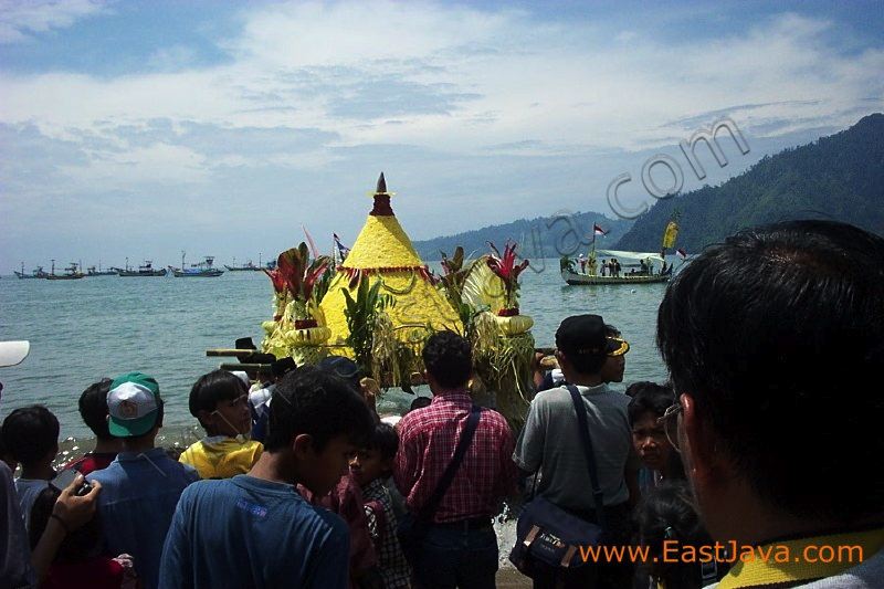 larung_sesaji_ceremo_3c28d9.jpg